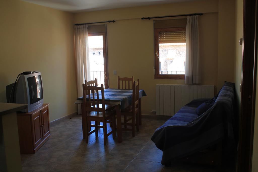 Apartamentos Turisticos Rosario Camarena de la Sierra Ruang foto