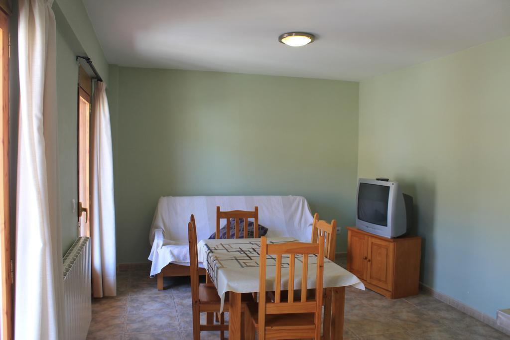 Apartamentos Turisticos Rosario Camarena de la Sierra Ruang foto